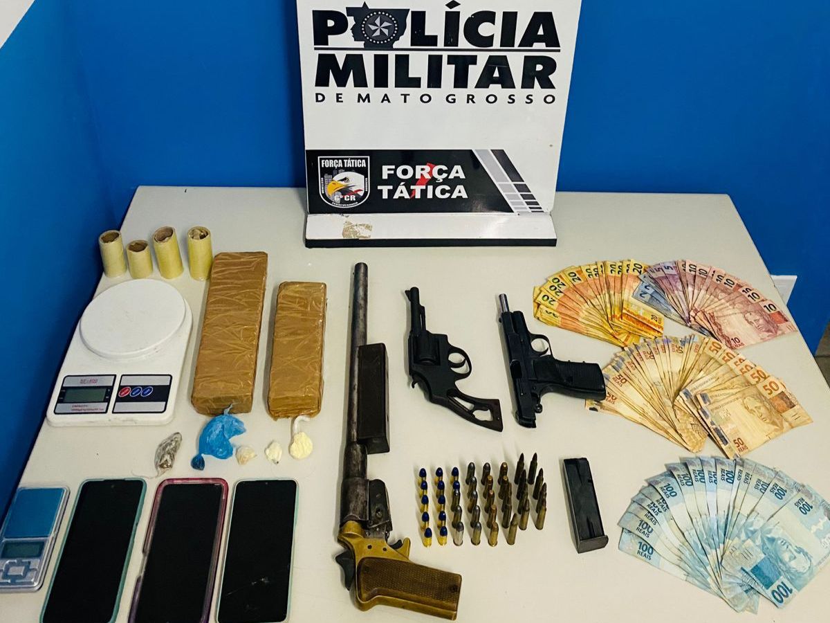 PM prende integrantes de faco e apreende armas, drogas, munies e  R$ 4,3 mil em dinheiro em Cce